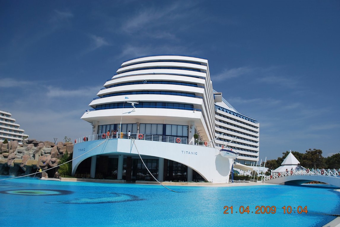 imagini hotel TITANIC LARA